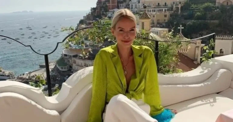 20 Best Outfits for Italy in April Women You’ll Love 2024 249 By bookonboard.com