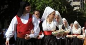 By folkcostume.blogspot.com