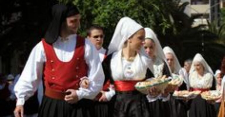 By folkcostume.blogspot.com